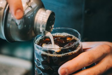 Alkol barda kokteyl. Barmen bir alkolik kokteyl yapmak. İrlandalı kahve