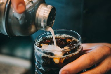 Alkol barda kokteyl. Barmen bir alkolik kokteyl yapmak. İrlandalı kahve