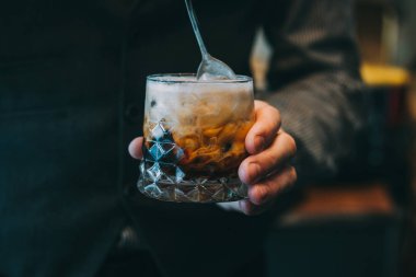 Alkol barda kokteyl. Barmen bir alkolik kokteyl yapmak. İrlandalı kahve