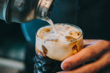 Alkol barda kokteyl. Barmen bir alkolik kokteyl yapmak. İrlandalı kahve