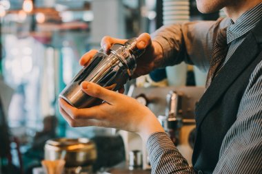 barman in pub shaker houden. focus ligt op shaker.