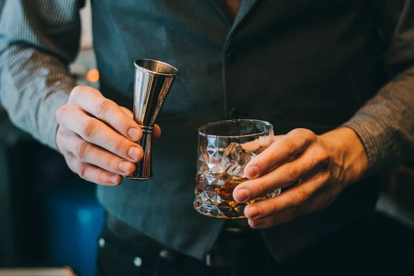 Barman co alkoholowe cocktail, metalowe jigger i bar środowiska — Zdjęcie stockowe