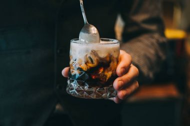 Alkol barda kokteyl. Barmen bir alkolik kokteyl yapmak. İrlandalı kahve