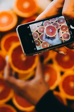 Yiyecek telefon yakın çekim resimleri elle. Greyfurt sürü