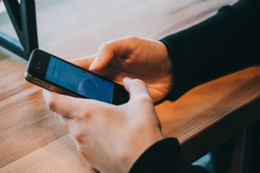 Erkek el şehir alışveriş üzerinde geceleri sokak, arama ya da sosyal smartphone kullanarak yakın çekim resmin kavram ağları