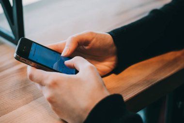 Erkek el şehir alışveriş üzerinde geceleri sokak, arama ya da sosyal smartphone kullanarak yakın çekim resmin kavram ağları