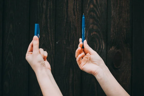 Manos con lápiz y borrar goma escribiendo algo — Foto de Stock