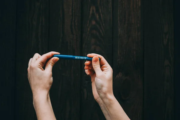 Manos con lápiz y borrar goma escribiendo algo — Foto de Stock