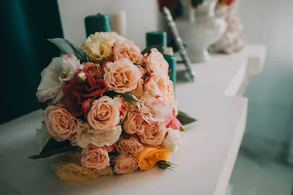 Düğün çiçekleri, gelin buketi portre. Dekorasyon yapılmış güller, peonies ve dekoratif bitkiler, yakın çekim, seçici odak