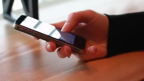 Stuur sms door slimme telefoon — Stockvideo