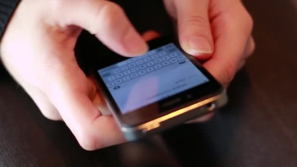 Stuur sms door slimme telefoon — Stockvideo