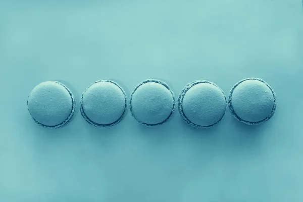 Macarrones azules sobre fondo azul — Foto de Stock