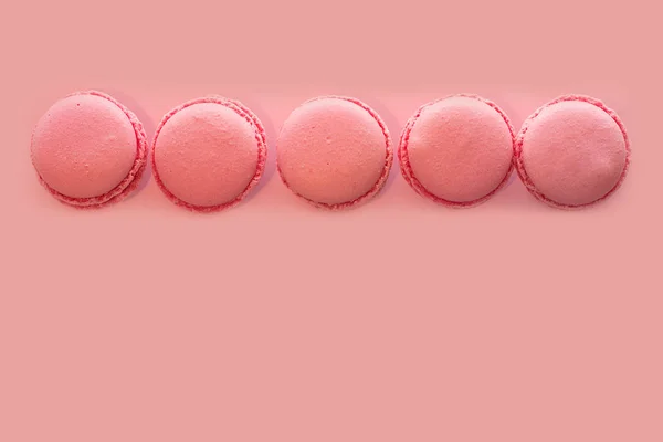 Pembe bir arka plan üzerinde pembe macaroons