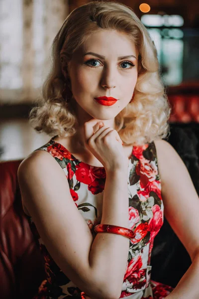 bir güzel kadın pinup retro tarzı portresi, gülmek gülümseyen izole sarı arka plan duvar.