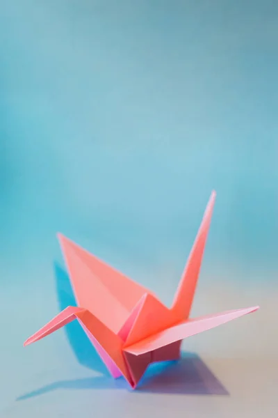 Işığa doğru uçan renkli Origami kuşlar.
