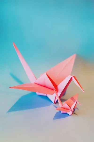 Coloridos pájaros de origami volando a la luz . — Foto de Stock