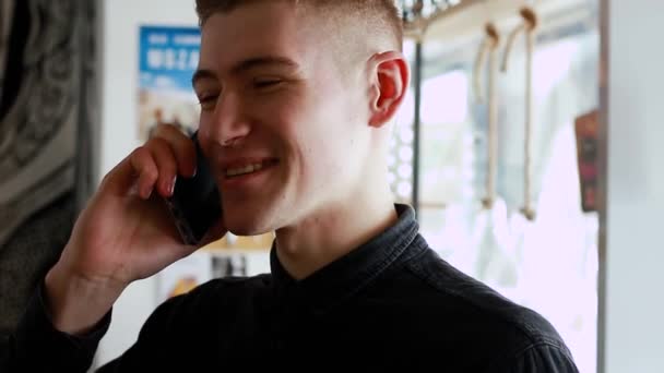 Joven Hombre Negocios Feliz Oloroso Hablando Por Teléfono — Vídeos de Stock