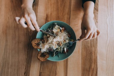 Kız el, bıçak ve çatal Flatlay salatası