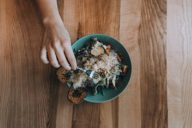 Kız el, bıçak ve çatal Flatlay salatası