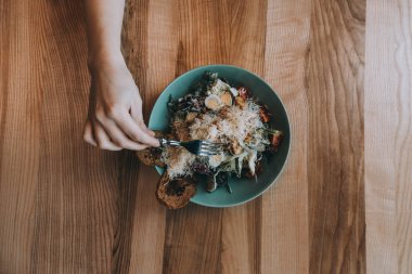 Kız el, bıçak ve çatal Flatlay salatası