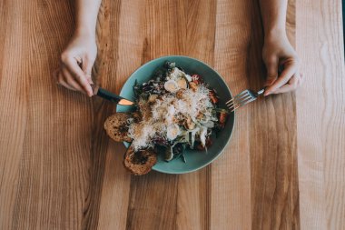Kız el, bıçak ve çatal Flatlay salatası