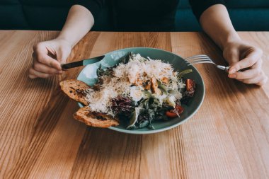 Kız el, bıçak ve çatal Flatlay salatası