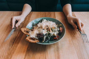 Kız el, bıçak ve çatal Flatlay salatası