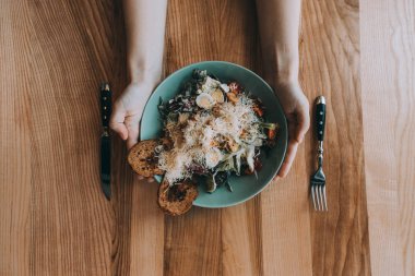 Kız el, bıçak ve çatal Flatlay salatası