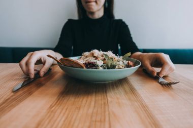Kız el, bıçak ve çatal Flatlay salatası