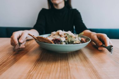 Kız el, bıçak ve çatal Flatlay salatası