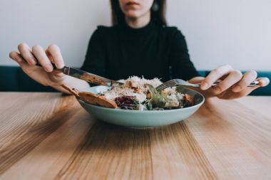 Kız el, bıçak ve çatal Flatlay salatası