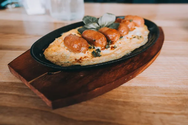 Omlet chorizo sosis, otlar ve domates ile
