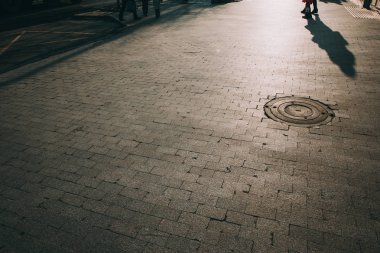 Kanalizasyon kapakları ile eski granit kömür topakları