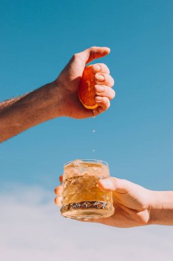 Buzlu limonata eline tarafından portakal suyu sıkmak