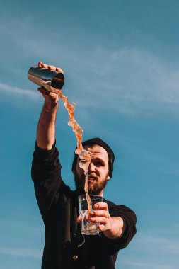 Barmen bir cam buz yaz su döktüm. Su sıçramalarına everywere