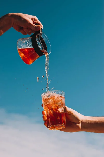 Freash bir bardak buz bulut gökyüzü arka plan ile dökme limonata gül