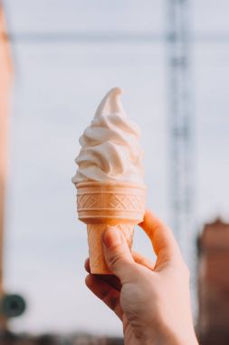 Bir Dondurma külahı tutan kadın el