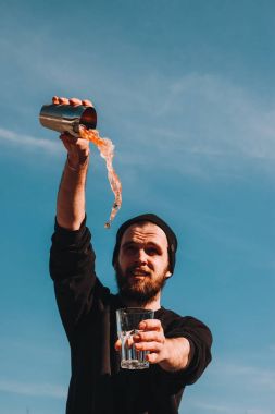 Barmen buz yaz su döktüm. Su sıçramalarına everywere