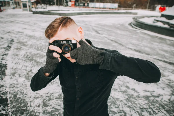 Porträt eines stilvollen gutaussehenden Mannes mit Kamera — Stockfoto