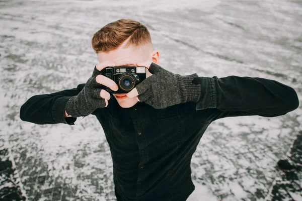 Retrato de hombre guapo con estilo con cámara — Foto de Stock