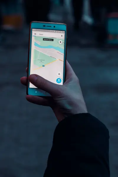 Emlak iş kavramı: bir 3d Kiralık bir daire arıyor kız üretilen cep telefonu