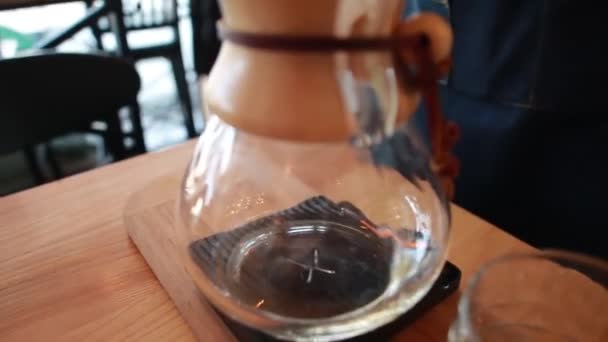 Mano de café goteo, Kits de vidrio de café goteo y tostado — Vídeos de Stock