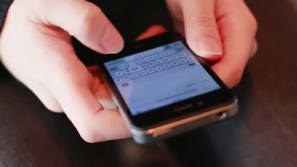 Enviar SMS por telefone inteligente — Vídeo de Stock