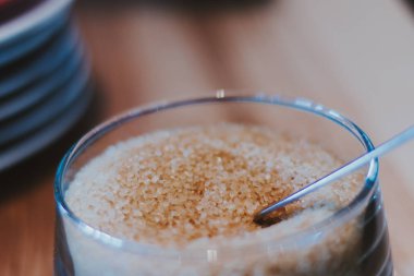 Kaşık ve dishware peçete üzerinde kahverengi şeker