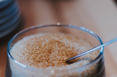 Kaşık ve dishware peçete üzerinde kahverengi şeker
