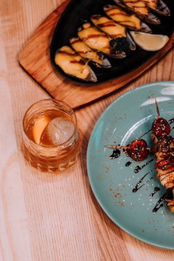 Midye izole maydanoz yaprağı