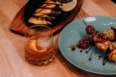 Midye izole maydanoz yaprağı