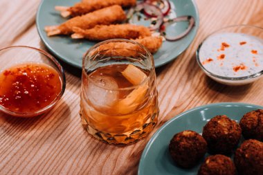 Taze patates kızartması beyaz tabakta ile kulüp sandviç yaptı. Yaprak sebze salatası ile Çift Kişilik tost basıldığında, somon füme ve peynir Kağıt ahşap bir masa üzerinde servis.