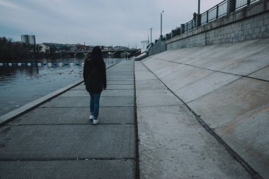 Yakın Doğu Nehri'nde poz güzel gülümsemeyle şirin genç kadın