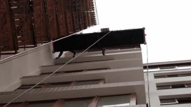 Megaketteki kuş gözlü bir inşaat sahası. Drone 'la video çekimi. Yeni bir yerleşim yerinde yeni bir ev. İnşaat alanının üzerinde uçuyor..